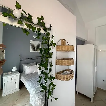 Cozy Beachfront Maisonette Offers Panoramic Views Of Sea *