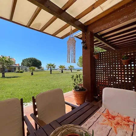 Cozy Beachfront Maisonette Offers Panoramic Views Of Sea Hébergement de vacances *